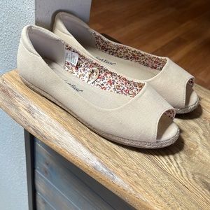 Comfort Ease Tan Canvas Peep Toe Shoes